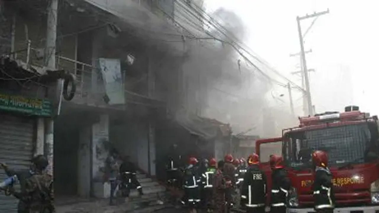 কেরানীগঞ্জে বহুতল ভবনে লাগা আগুন নিয়ন্ত্রণে